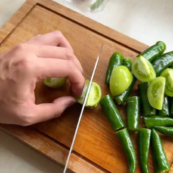 Potong bahan bahan bumbu sambal hijau