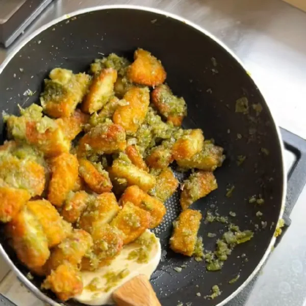 Masukkan nugget, oseng oseng sampai sambal tercampur rata, lalu tiriskan.