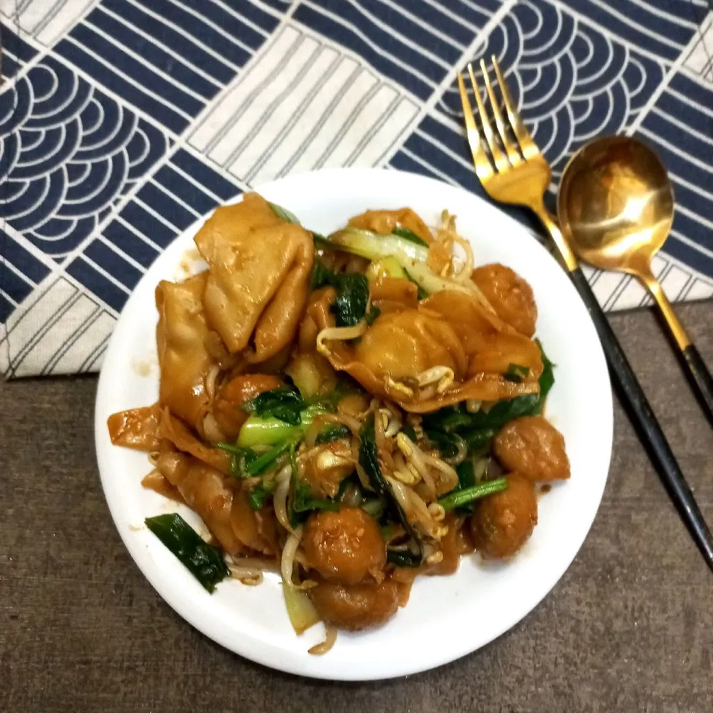 Pangsit Dan Bakso Goreng Bumbu