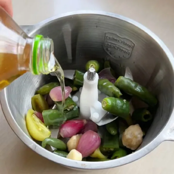 Masukkan blender, tambahkan sedikit minyak goreng lalu blender kasar