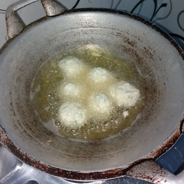 Bentuk bulat udang. Kemudian goreng sampai matang. Angkat, tiriskan dan sajikan.