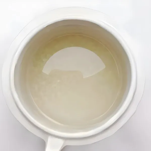 Dalam panci atau rice cooker, masukkan 100 gr beras dan 500 ml air, masak hingga mendidih.
