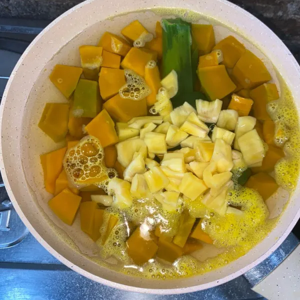 Masukkan potongan buah nangka.