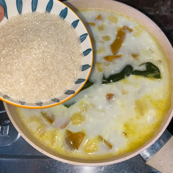 Tambahkan gula, aduk sampai larut dan mendidih kembali. Angkat lalu sajikan.