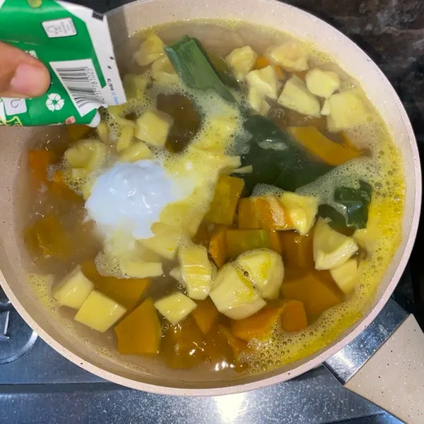 Tambahkan santan instan ke dalam pan.