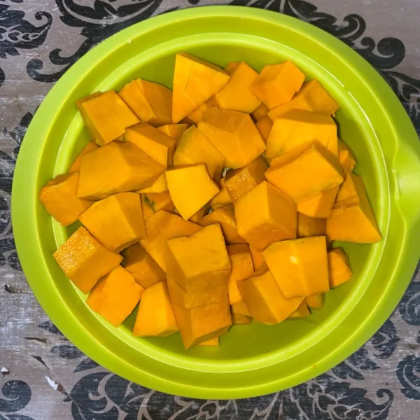 Kupas labu, potong dadu lalu cuci bersih.