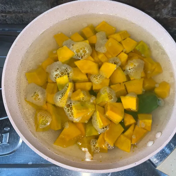 Rebus air bersama daun pandan sampai mendidih lalu masukkan labu. Masak sampai labu empuk dan matang.