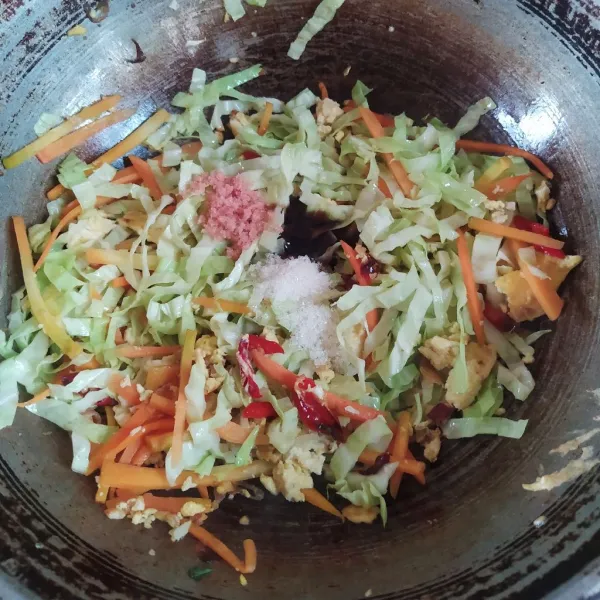 Tambahkan garam, gula pasir dan saus tiram, aduk rata.