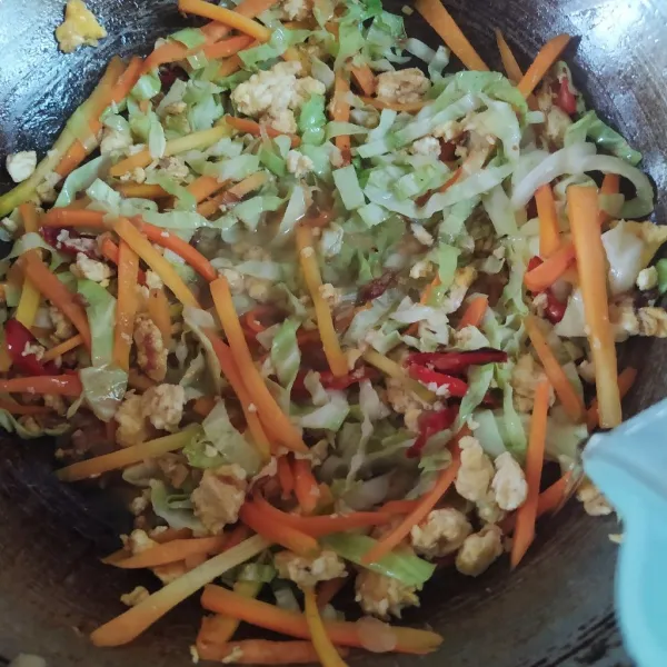 Tuangkan air, aduk rata. Masak hingga matang dan kuahnya surut.