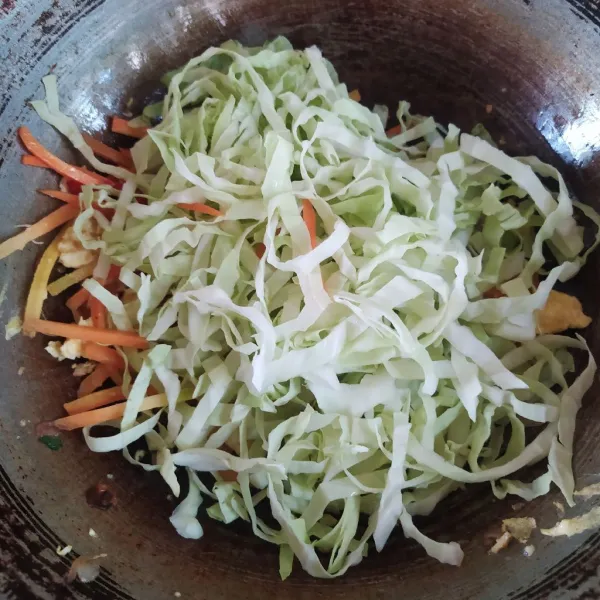Masukkan kol, aduk rata. Tumis hingga layu.