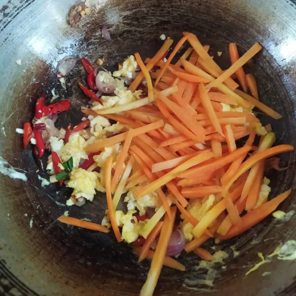 Masukkan wortel aduk rata. Masak hingga wortel agak empuk.