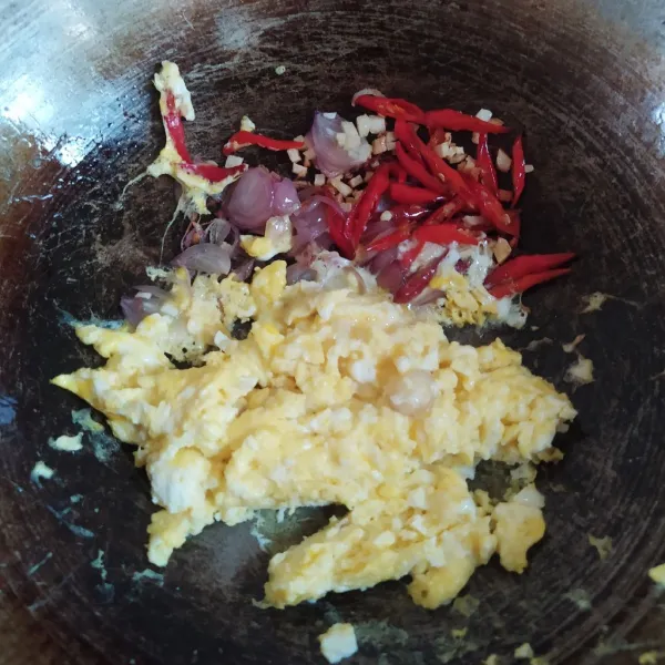 Ceplok telur, lalu orak - arik. Setelah 1/2 matang, campur dengan tumisan.