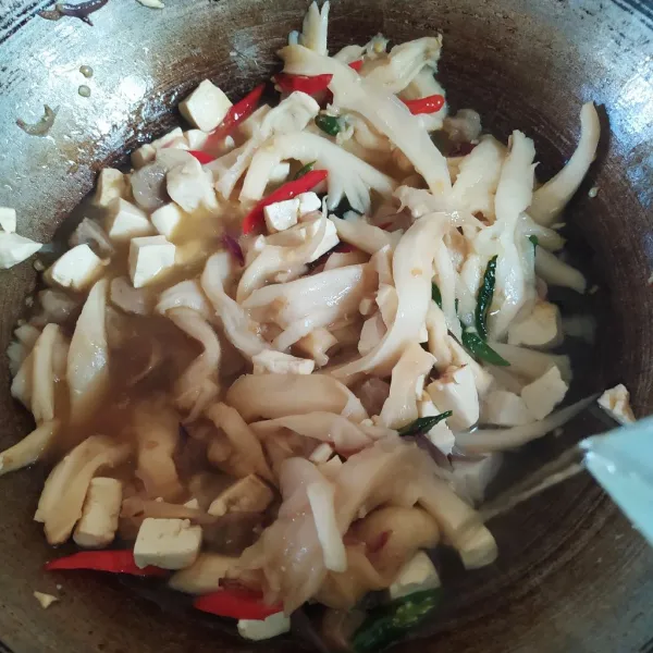 Tuangkan air, aduk rata. Masak hingga matang dan kuahnya surut.
