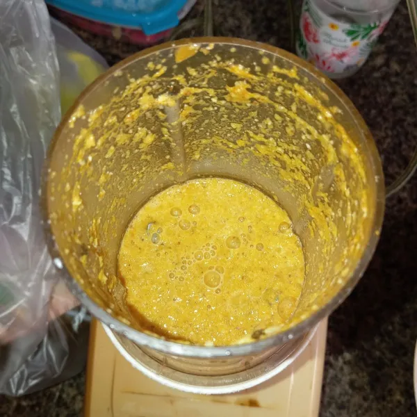 Blender bawang merah, bawang putih, kemiri, ketumbar, jahe & kunyit.