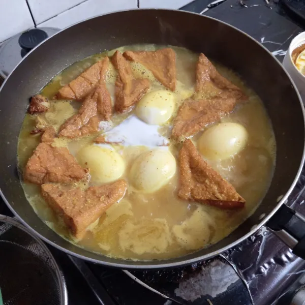 Tambahkan garam, kaldu bubuk, lada bubuk & santan instan, aduk rata sampai mendidih. Tuang ke piring, lalu tabur bawang goreng, sajikan.