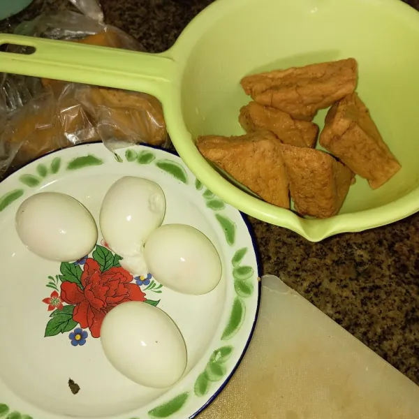 Cuci bersih tahu. Rebus telur lalu kupas.