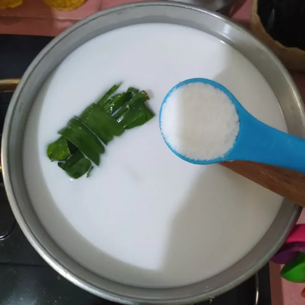 Campur semua bahan kuah santan, rebus sambil diaduk.