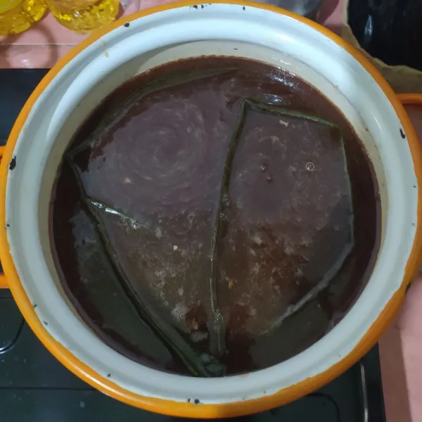 Rebus gula pasir, gula merah dan daun pandan dengan 200 ml air.