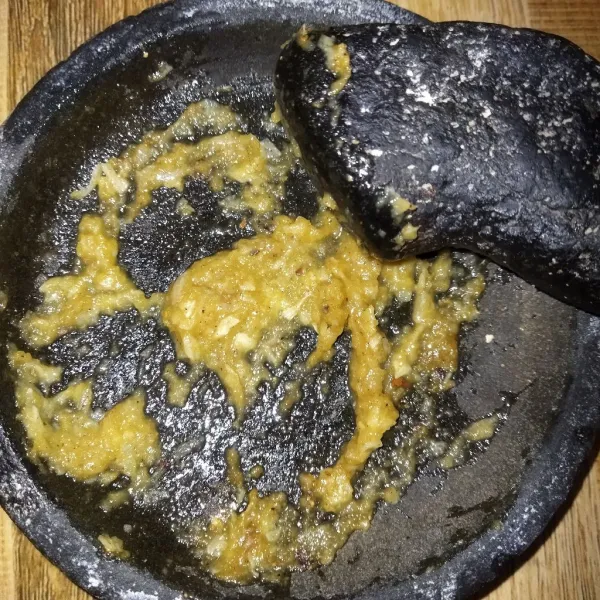 Uleg halus bahan-bahan bumbu halus.