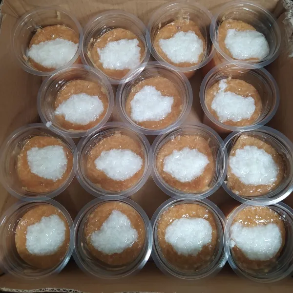 Masukkan bubur merah di wadah bubur lalu di tengahnya diberi 1 sdm bubur putih. Garnish dengan daun pandan.Tuang santan di atas bubur atau sendirikan di wadah plastik.