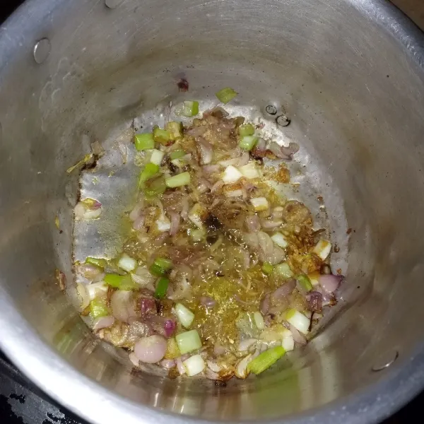 Panaskan secukupnya minyak, kemudian tumis bawang goreng serta batang daun bawang sampai matang, masukkan bumbu halus.