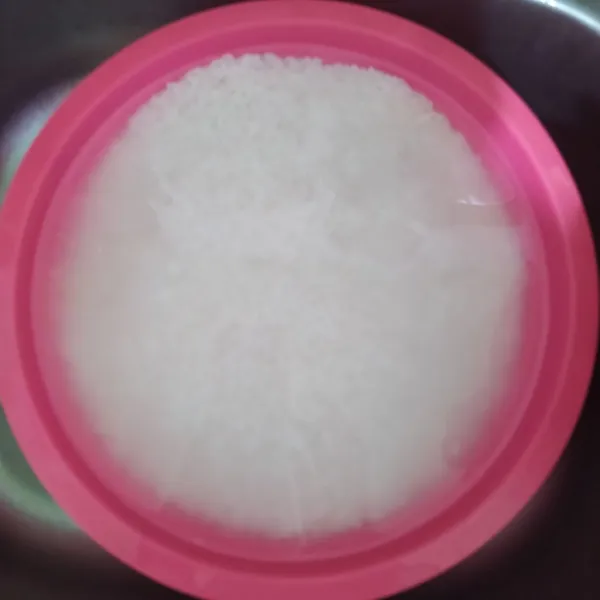 Rendam beras ketan selama 5 jam.