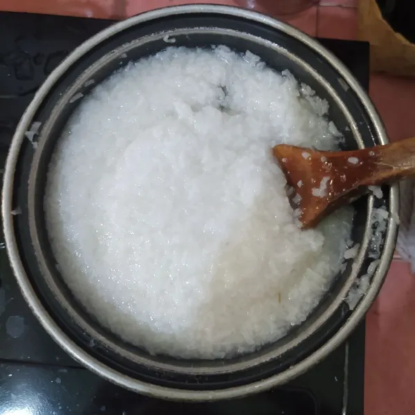 Jika sudah matang, sisihkan 30-40 sdm bubur putihnya.