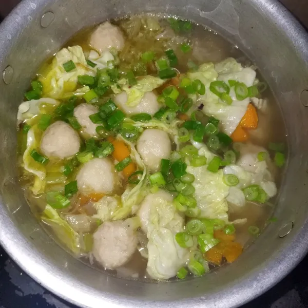Masukkan bakso dan kubis, bumbui dengan garam dan kaldu sapi, aduk merata, icip rasa,dan masukkan daun bawang.
