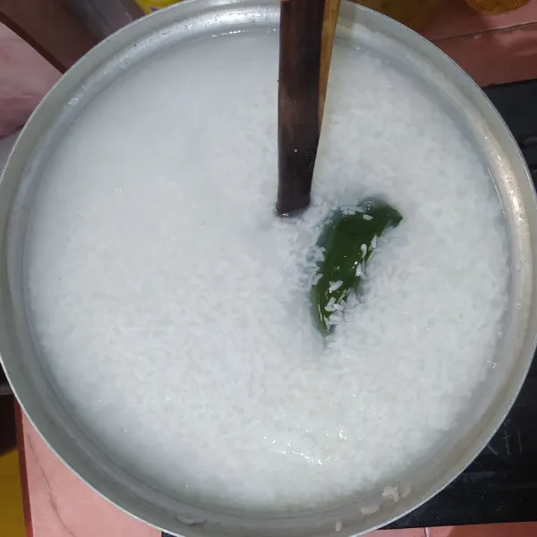 Masak beras ketan dengan 6 ltr air. Aduk terus supaya bagian bawahnya tidak berkerak.