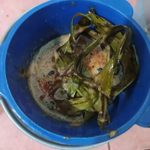 Setelah itu disaring, buang kotorannya.