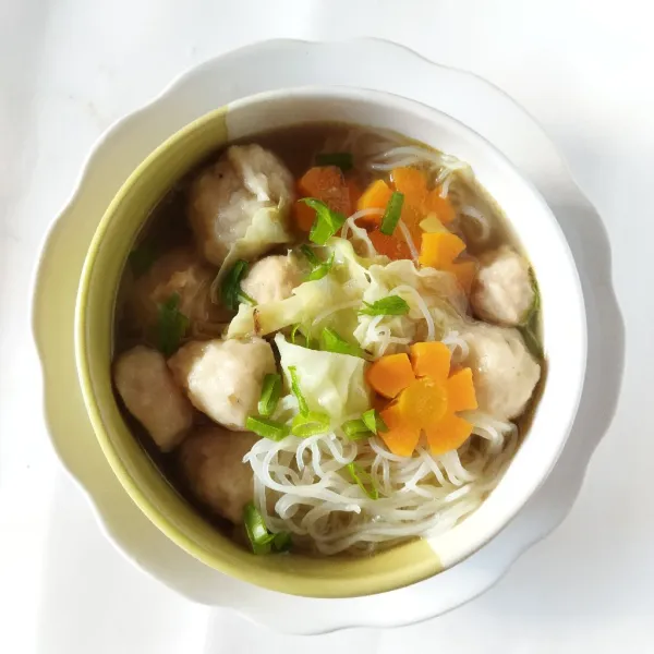 Siapkan mangkuk, ambil secukupnya bihun, tambahkan secukupnya bakso sop, sajikan selagi hangat.