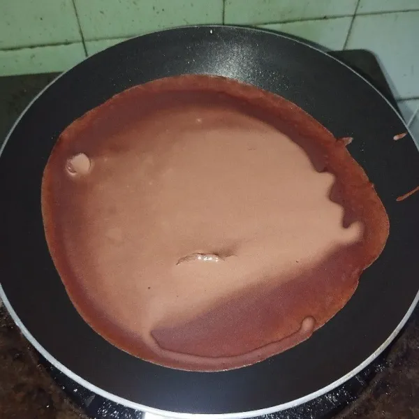 Masukkan 1 cetok adonan dalam teflon.