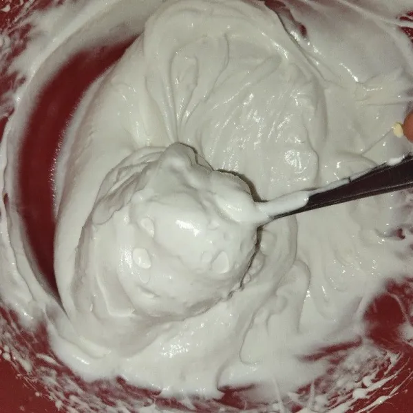Masukkan whipped cream dan air es dalam wadah lain lalu mixer sampai menggumpal.