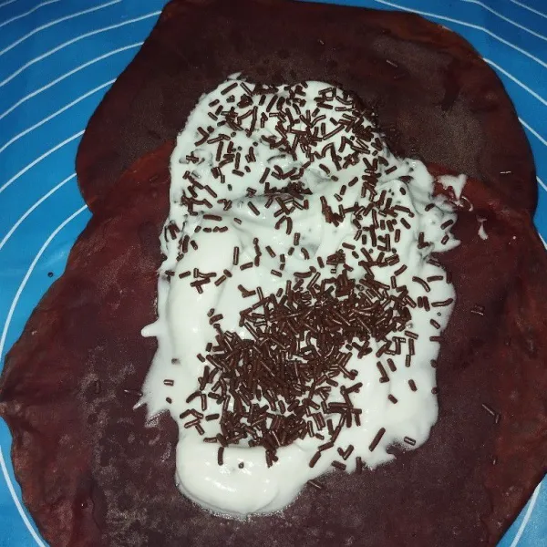 Tata dadar gulung lalu masukkan isian di atas dadar, lalu gulung.