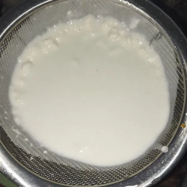 Masukan air lalu aduk dan saring jangan sampai menggerindil.