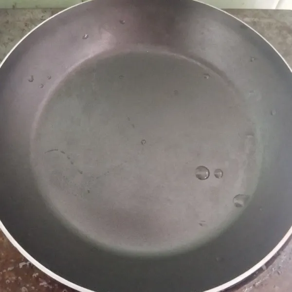 Panaskan teflon lalu oleskan minyak goreng tipis tipis.