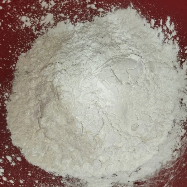Masukan tepung terigu dan tapioka.