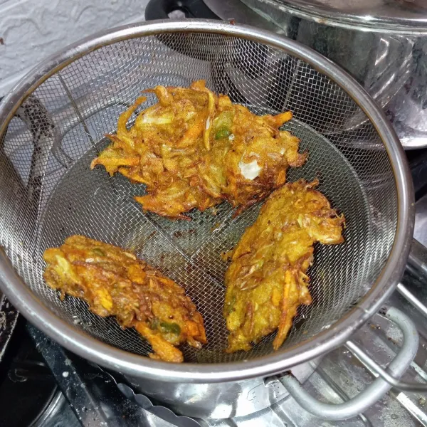 Goreng bakwan di minyak panas sampai matang. Angkat, tiriskan & siap disajikan.