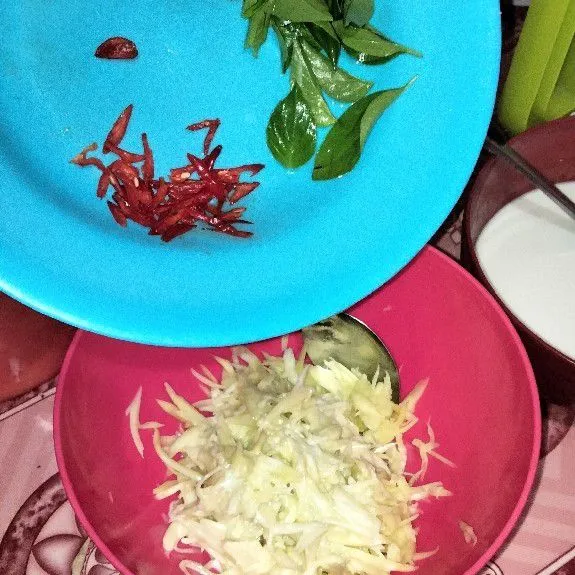 Kemudian masukkan kemangi,dan irisan rica besar.