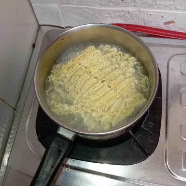 Rebus mie instan selama 2 menit. Lalu tiriskan.