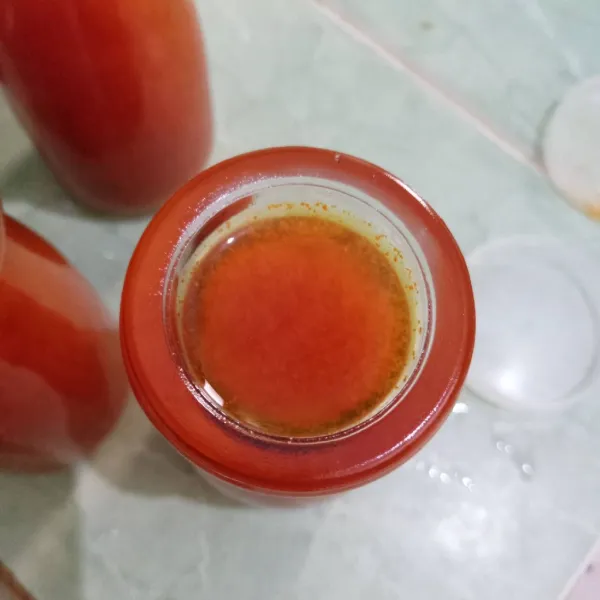 Masukkan ke dalam botol/gelas kaca.