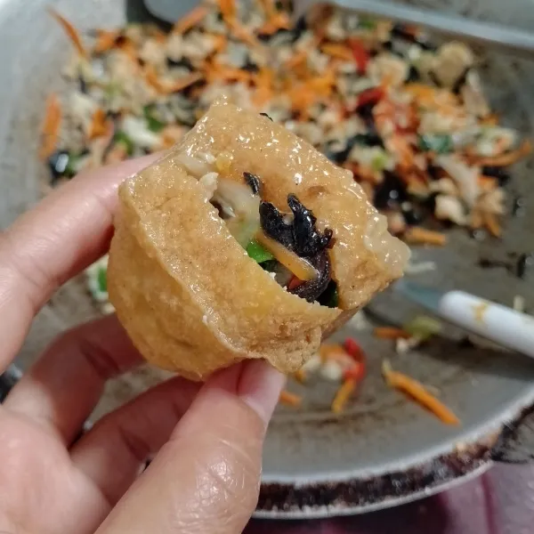 Siapkan tahu. Belah tengahnya. Kemudian beri isian.