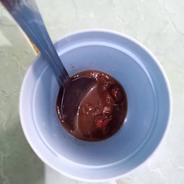 Rendam asam dengan sedikit air hingga lunak.