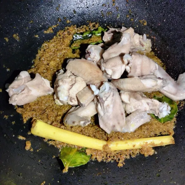 Kemudian masukkan sayap ayam yang sudah dicuci dan sudah direbus terlebih dahulu.