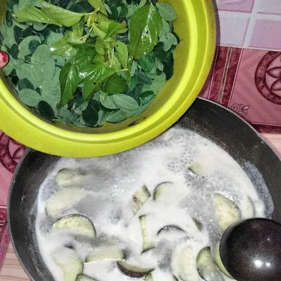 Kemudian masukkan daun kelor, beserta kemangi, yang sudah di cuci bersih.