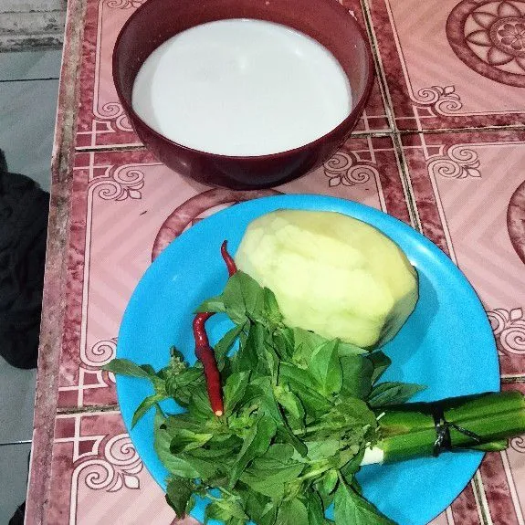 Siapkan santan kental secukupnya, mangga yang sudah dibersihkan, kemangi,dan rica besar.