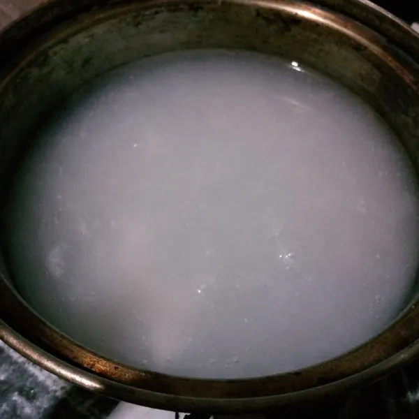 Tambahkan air dan aduk rata. Masak hingga mendidih.