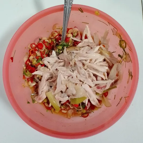 Tambahkan ayam suwir. Aduk rata. Icip rasa. Sajikan.