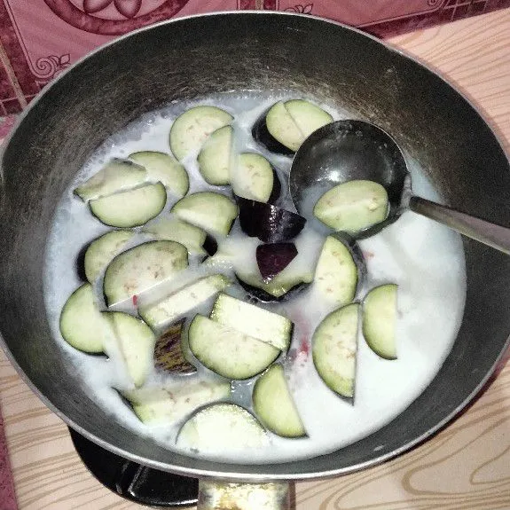 Masak terong hingga matang.