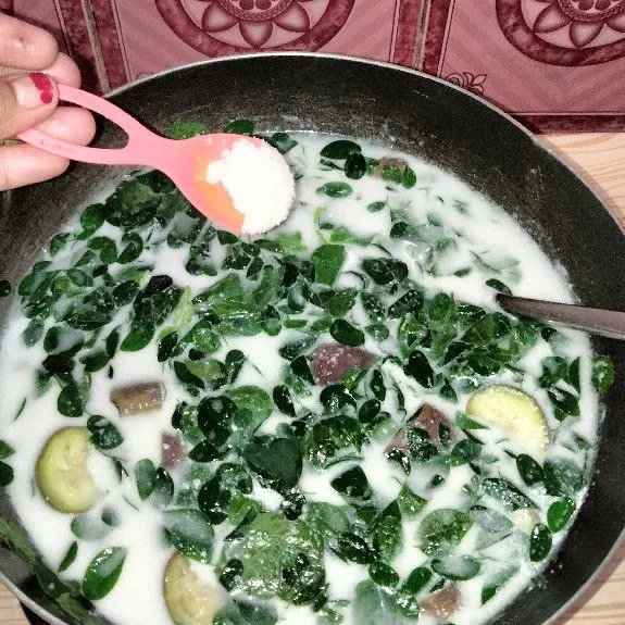 Tambahkan, bumbu penyedap, garam dan micin, aduk dan koreksi rasa.